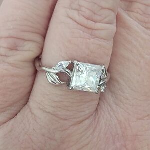 Elegant Silver Leaf Design Ring